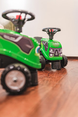 Odstrkovadlo traktor Deutz Fahr 5D zelený s volantem a valníkem
