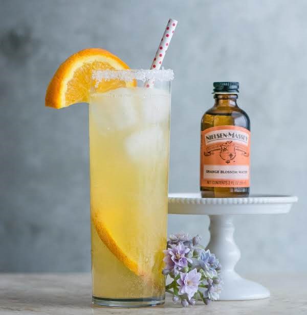 Zdroj: https://www.justapinch.com/recipes/drink/cocktail/orange-blossom-fizz.html